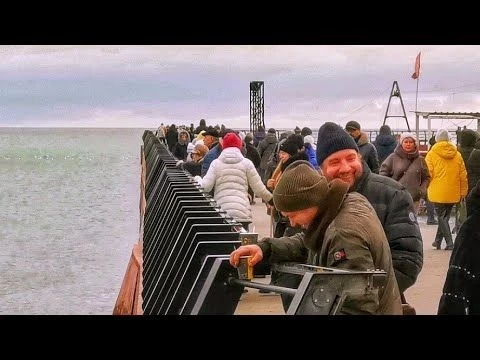 МАРИУПОЛЬ нужно видеть КРЕЩЕНСКИЕ КУПАНИЯ кто-бы мог подумать Восстановление и Жизнь города Сегодня
