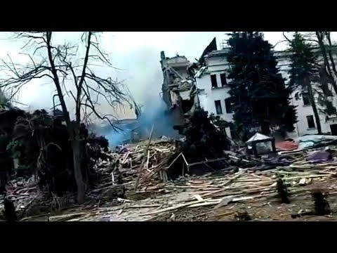 Видео первых минут после бомбардировки драмтеатра в Мариуполе (2022) Новости Украины