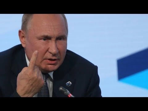 Putin lashes United States in economic forum