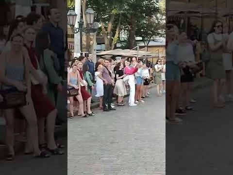 Это Одесса,детка! Каждый вечер на Дерибасовской звучат украинские и одесские песни! Лучший город!