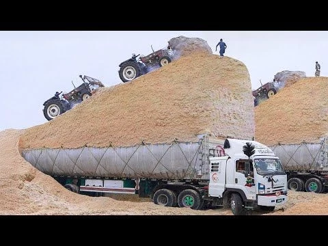 Pakistan’s Genius Idea to Transport Tons of Sugarcane Waste By Truck