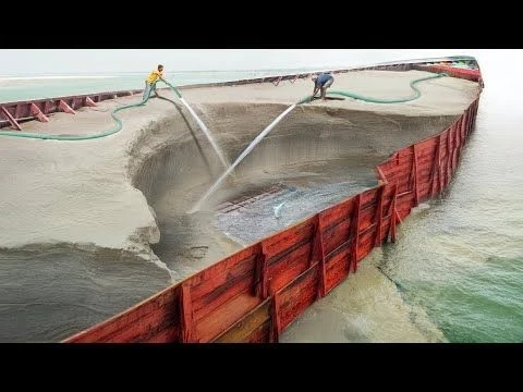 The Genius Water Trick Invented to Remove Tons of Sand from Ships
