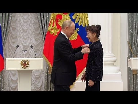 «Путин дважды наградил Японию»: медаль Пушкина упала — и вернулась с поцелуем президента